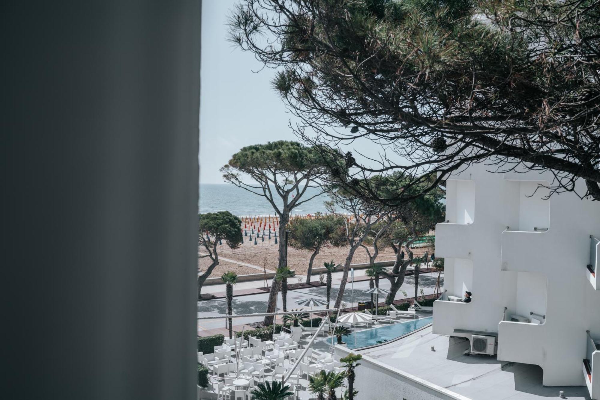 Hotel Luna Centrale Lignano Sabbiadoro Exterior foto