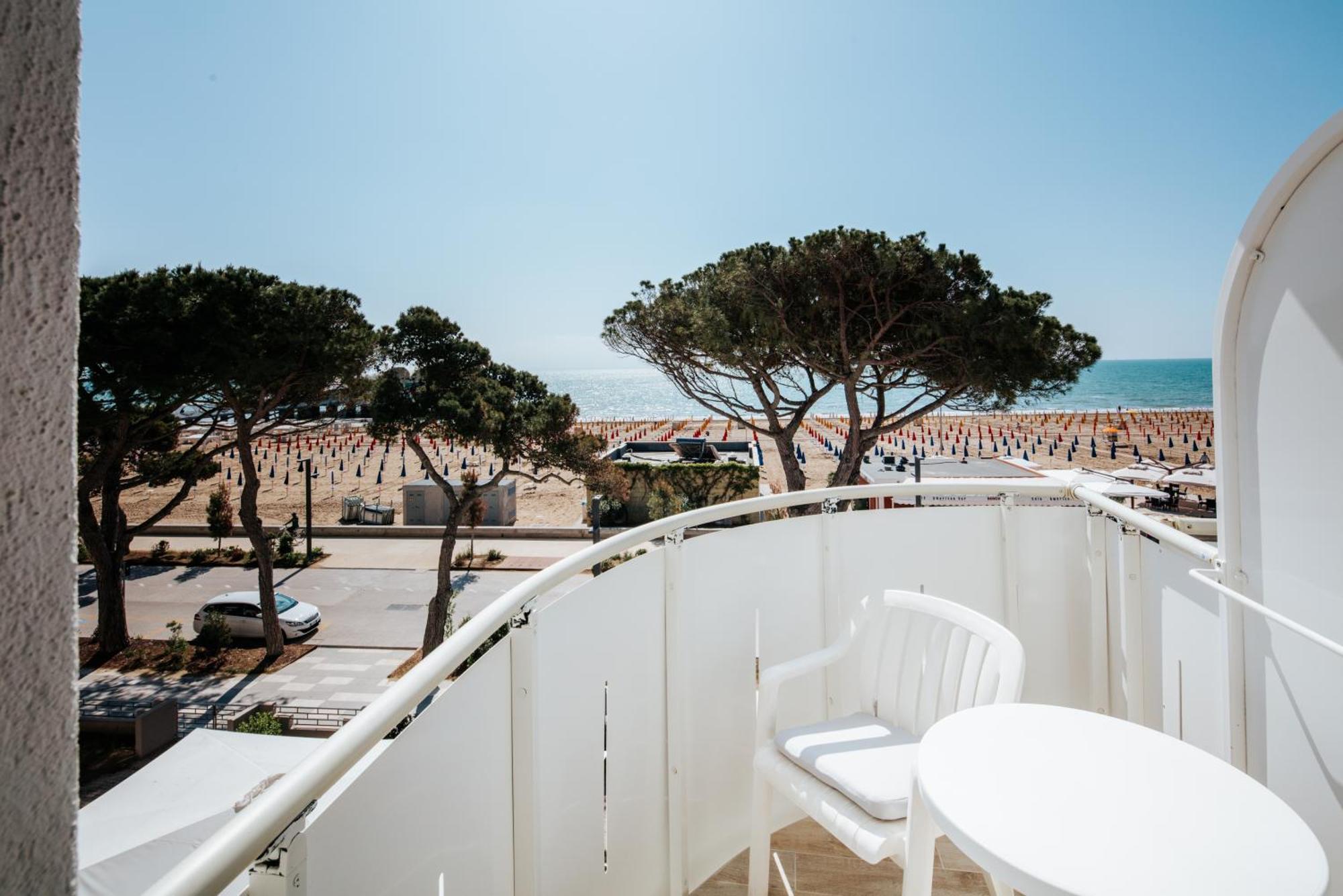 Hotel Luna Centrale Lignano Sabbiadoro Exterior foto