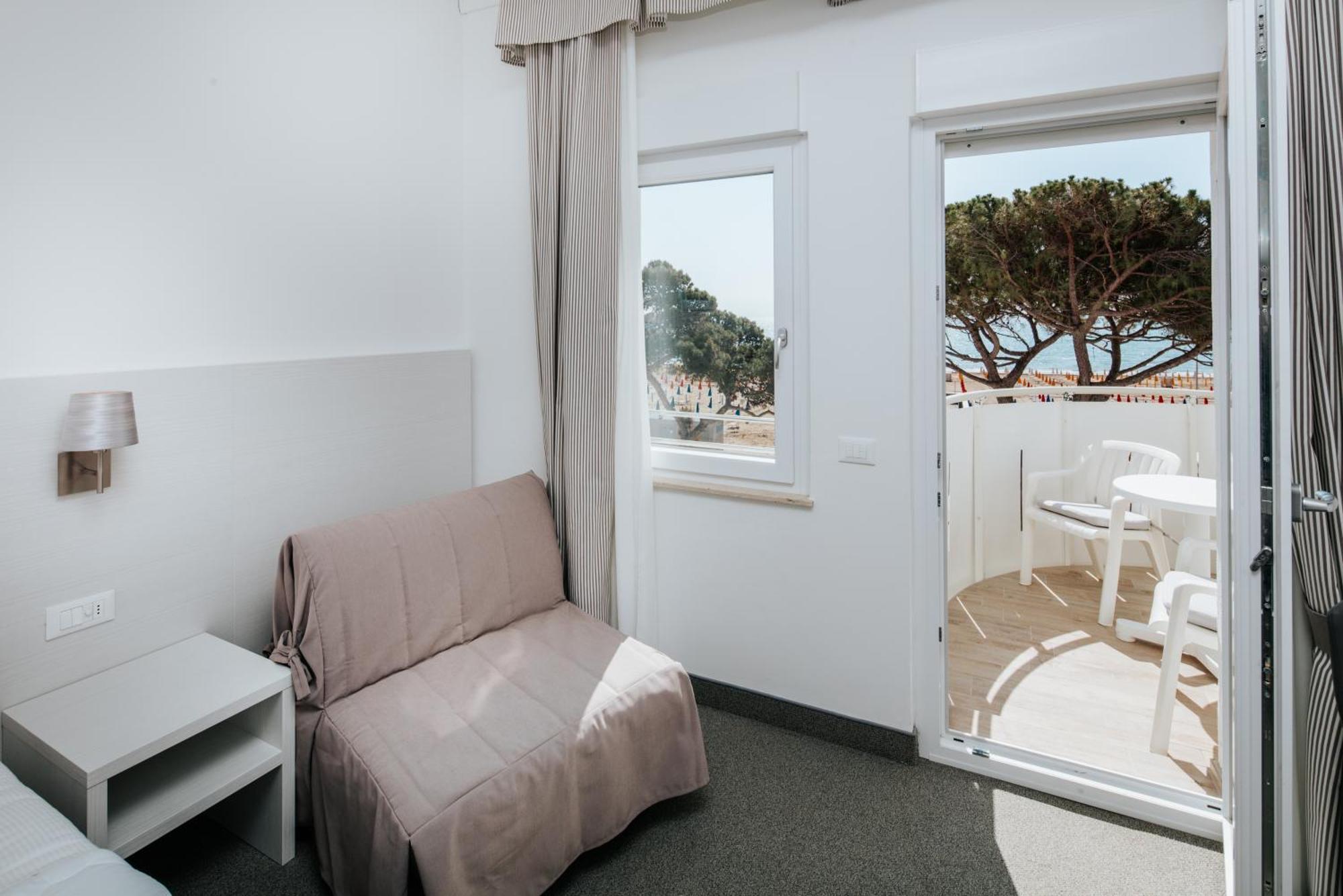Hotel Luna Centrale Lignano Sabbiadoro Exterior foto