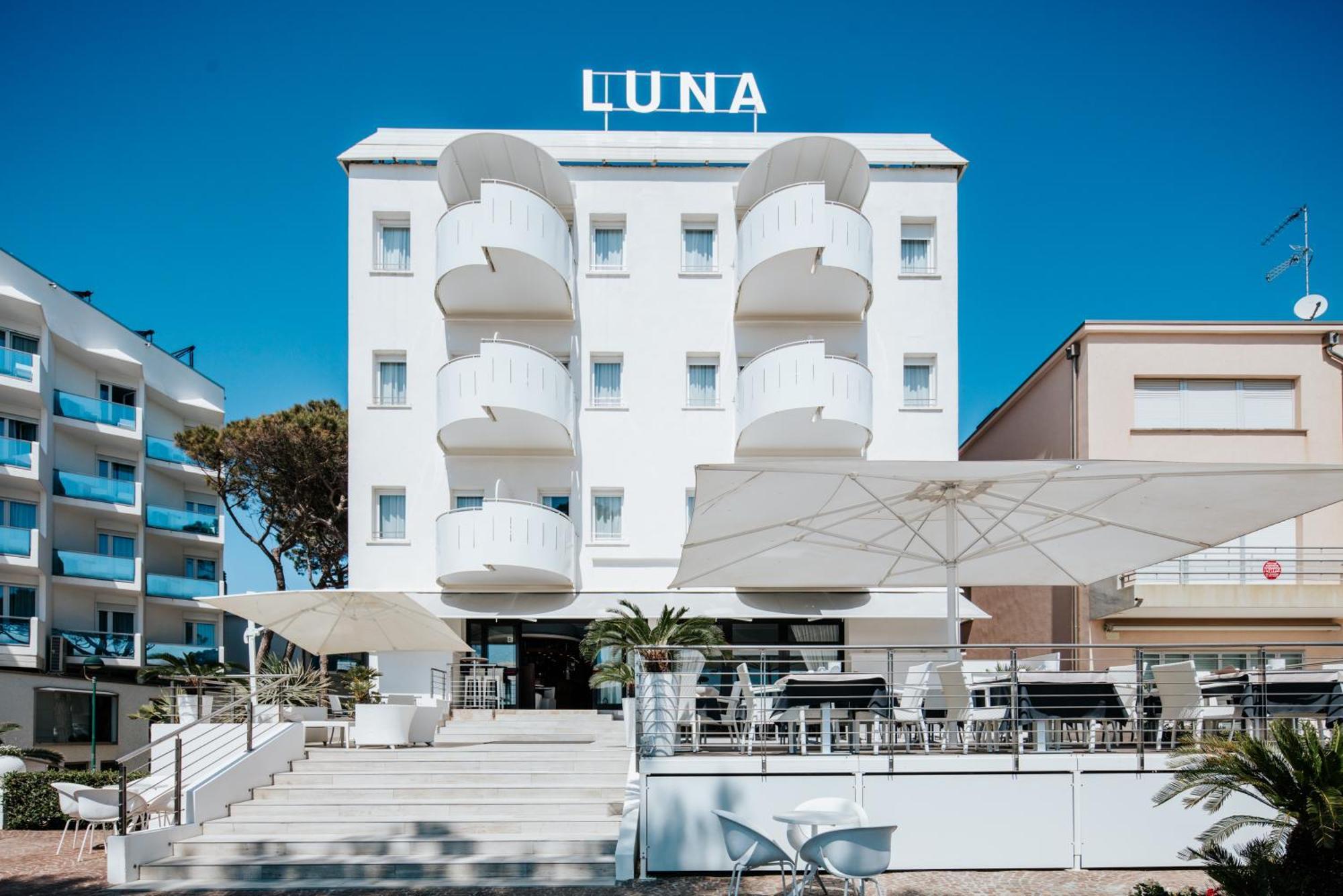 Hotel Luna Centrale Lignano Sabbiadoro Exterior foto