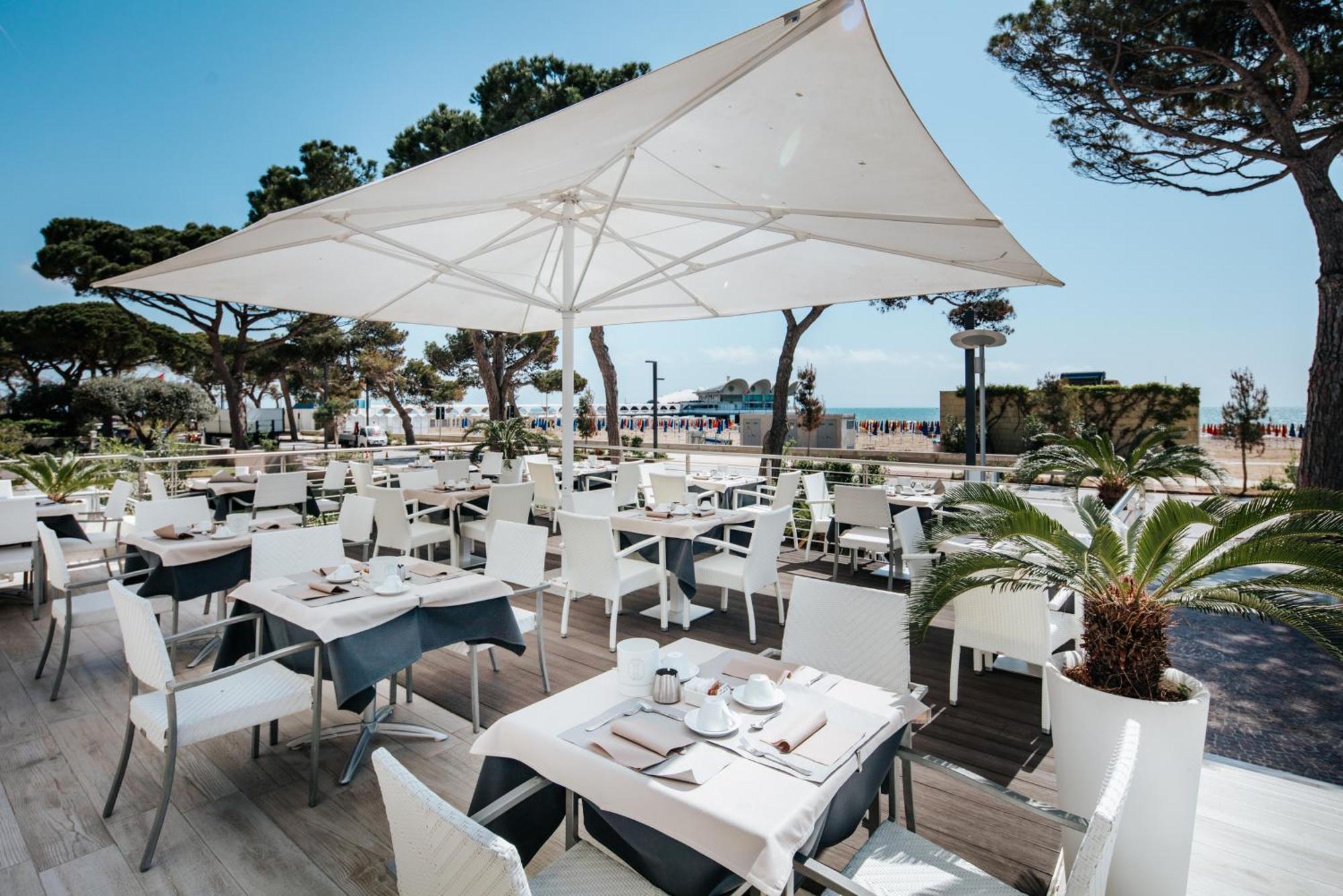 Hotel Luna Centrale Lignano Sabbiadoro Exterior foto
