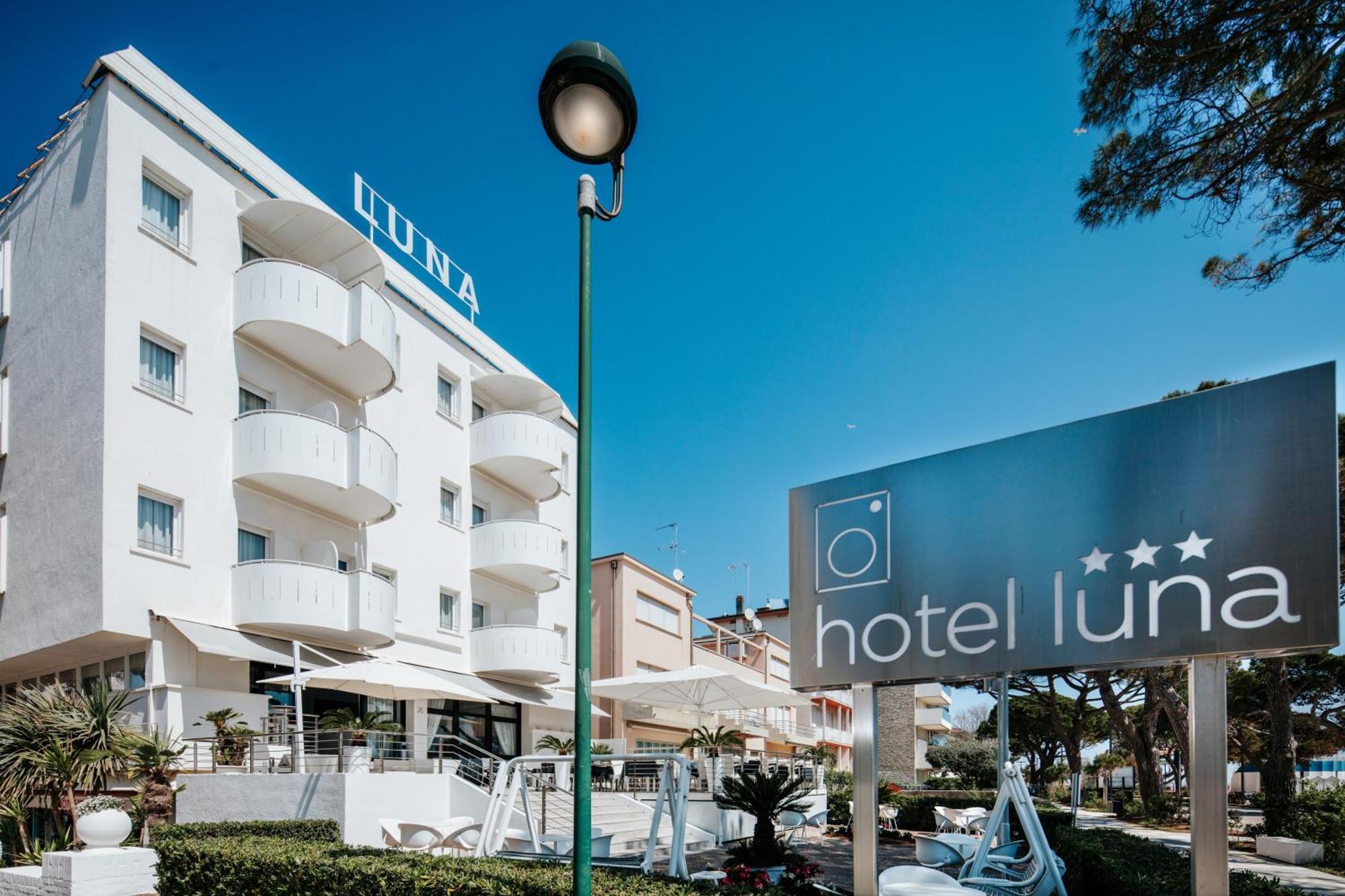 Hotel Luna Centrale Lignano Sabbiadoro Exterior foto