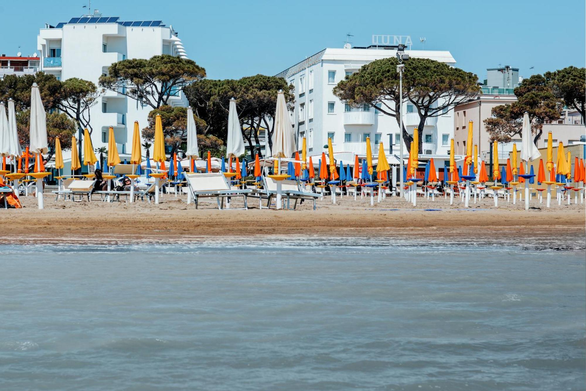Hotel Luna Centrale Lignano Sabbiadoro Exterior foto